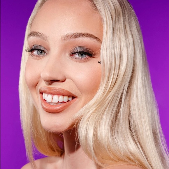 DISNEY: AROUND THE WORLD EYESHADOW PALETTE (MICKEY MOUSE) - Picture 6 of 7